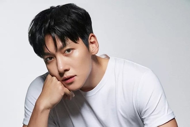 Ji Chang Wook xin lỗi vì hành vi hút thuốc lá điện tử trong nhà