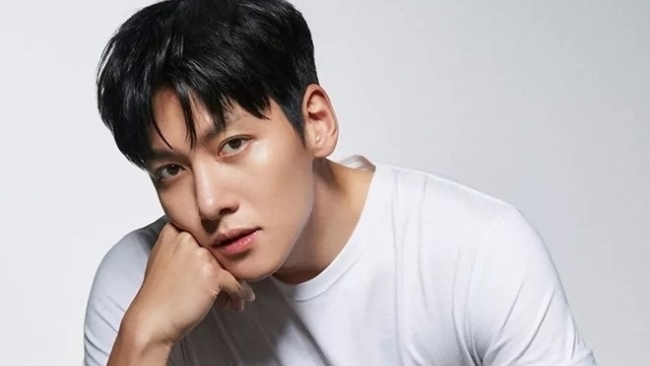 Ji Chang Wook xin lỗi vì hành vi hút thuốc lá điện tử trong nhà