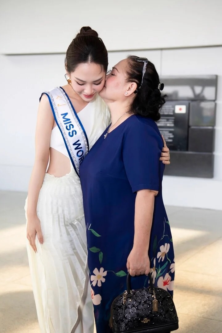 Hoa hậu Mai Phương mang 140 kg hành lý sang Ấn Độ dự thi Miss World 71