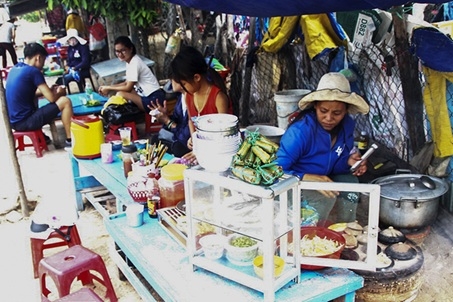 Một quán nhỏ bên đường.