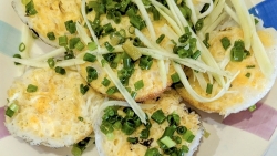 Ăn cái bánh căn ở Sài Gòn