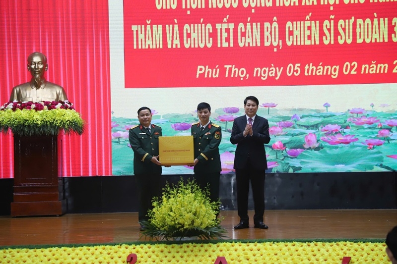 Chủ tịch nước Lương Cường phát biểu và tặng quà, chúc Tết cán bộ, chiến sĩ Sư đoàn 316.