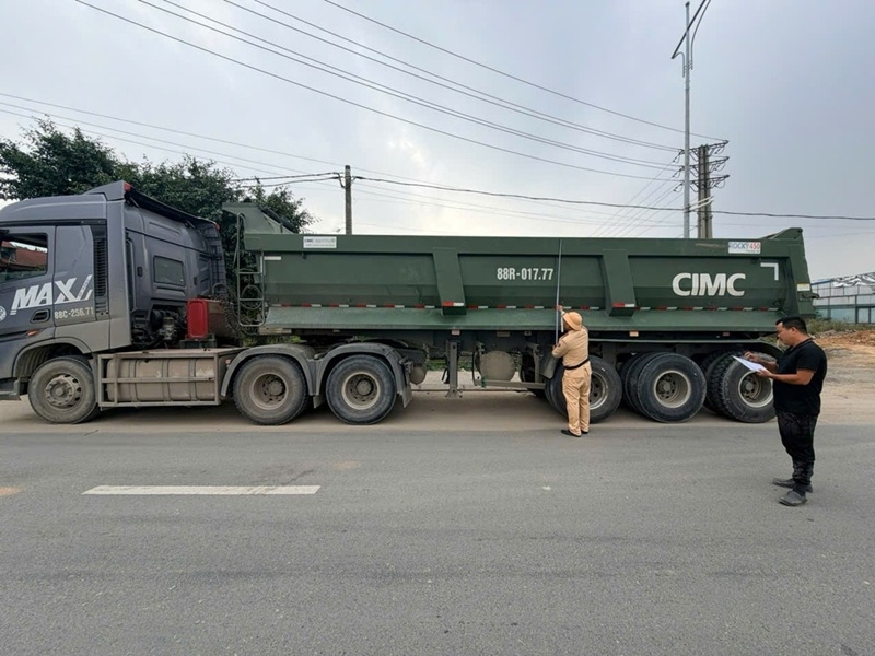 CSGT Phú Thọ xử lý hàng chục xe quá tải, cơi nới thành thùng. Ảnh: PV