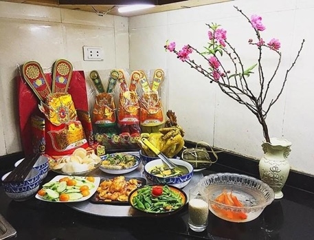 Theo quan niệm truyền thống, lễ cúng ông Công ông Táo phải có đầy đủ cá chép và vàng mã.