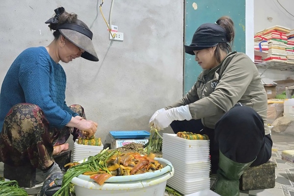 Các xưởng chế biến lươn hoạt động hết công suất vào dịp cận Tết.