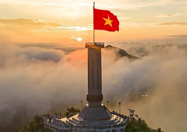 Cột cờ Quốc gia Lũng Cú.