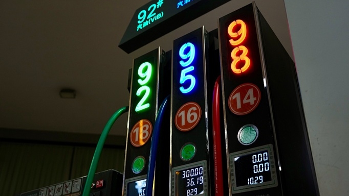 Giá bán lẻ xăng tại một trạm xăng ở Đông Quan, tỉnh Quảng Đông, Trung Quốc, ngày 10/3/2026. (Ảnh: VCG)