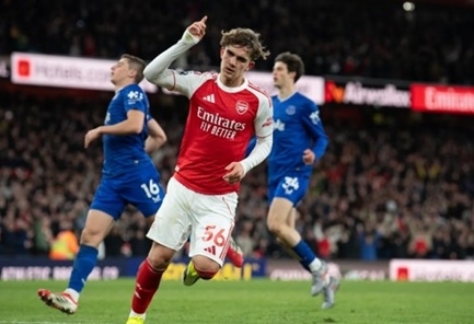 Max Dowman rực cháy ở Arsenal.