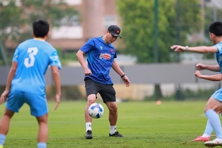 HLV Kim Sang Sik tham gia bóng ma với các học trò.