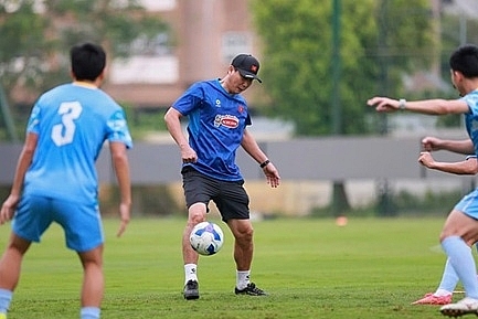 HLV Kim Sang Sik xỏ giày tập luyện cùng ĐT Việt Nam trước thềm đấu Bangladesh