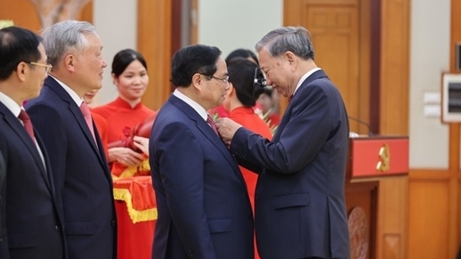 Tổng Bí thư Tô Lâm trao Huân chương Quân công hạng nhất và Huy hiệu Đảng tặng các đồng chí lãnh đạo, nguyên lãnh đạo