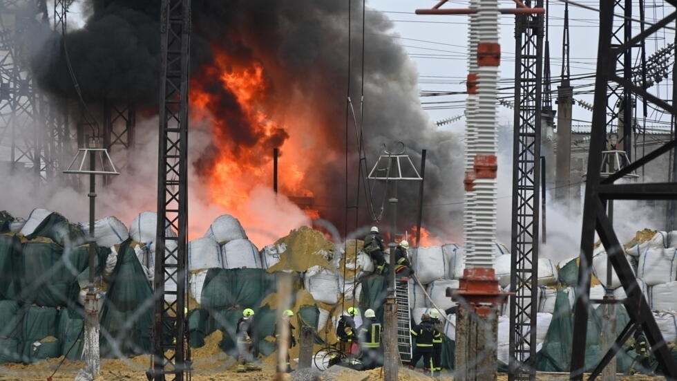 Một cơ sở điện của Ukraine bị tấn công. Ảnh AFP
