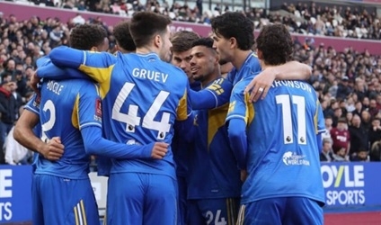 Leeds United giành chiến thắng kịch tính. Leeds United giành chiến thắng kịch tính.