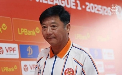 HLV Huỳnh Đức động viên Tiến Linh.