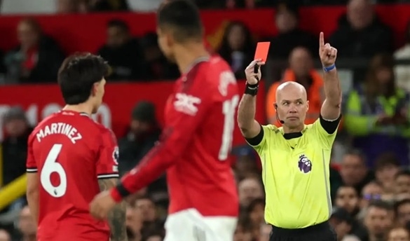 Ngoại hạng Anh xác nhận Lisandro Martinez nhận thẻ đỏ đúng luật sau pha kéo tóc