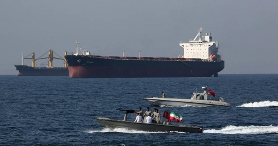 Giao thông qua eo biển Hormuz lại tê liệt