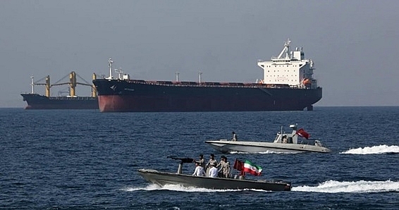 Giao thông qua eo biển Hormuz lại tê liệt