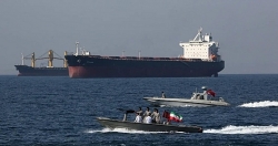 Giao thông qua eo biển Hormuz lại tê liệt