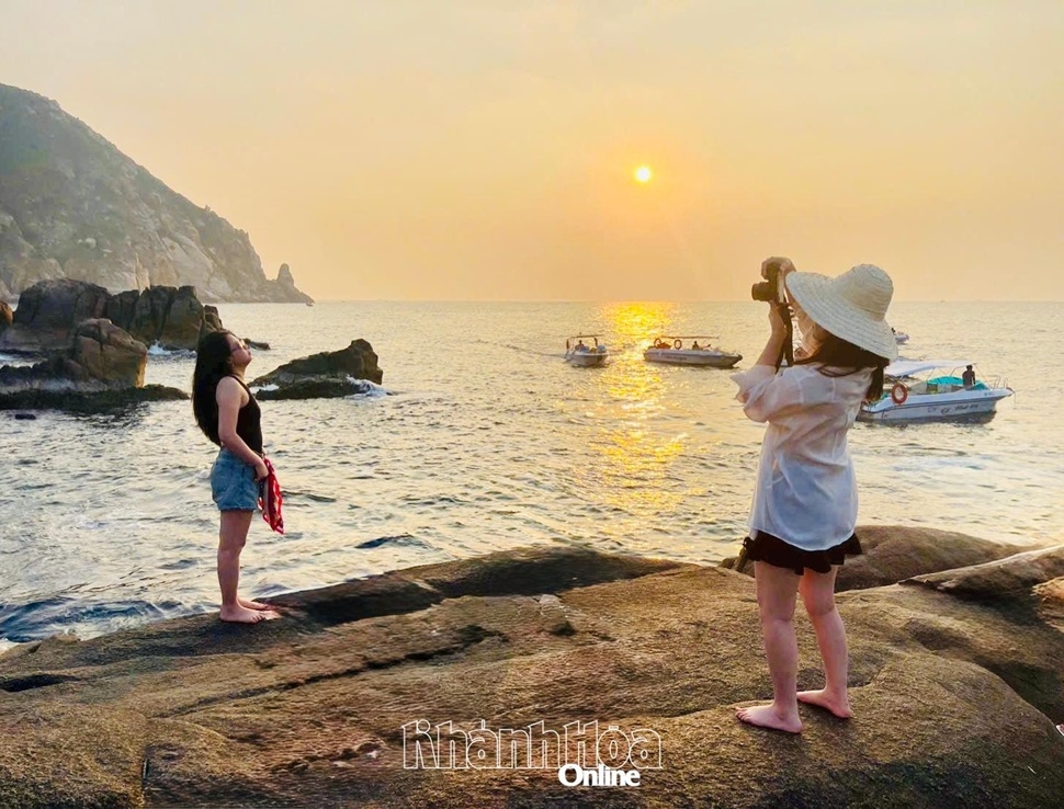 Khoảnh khắc bình minh trên vịnh Vĩnh Hy - một trong những trải nghiệm được nhiều du khách lựa chọn.