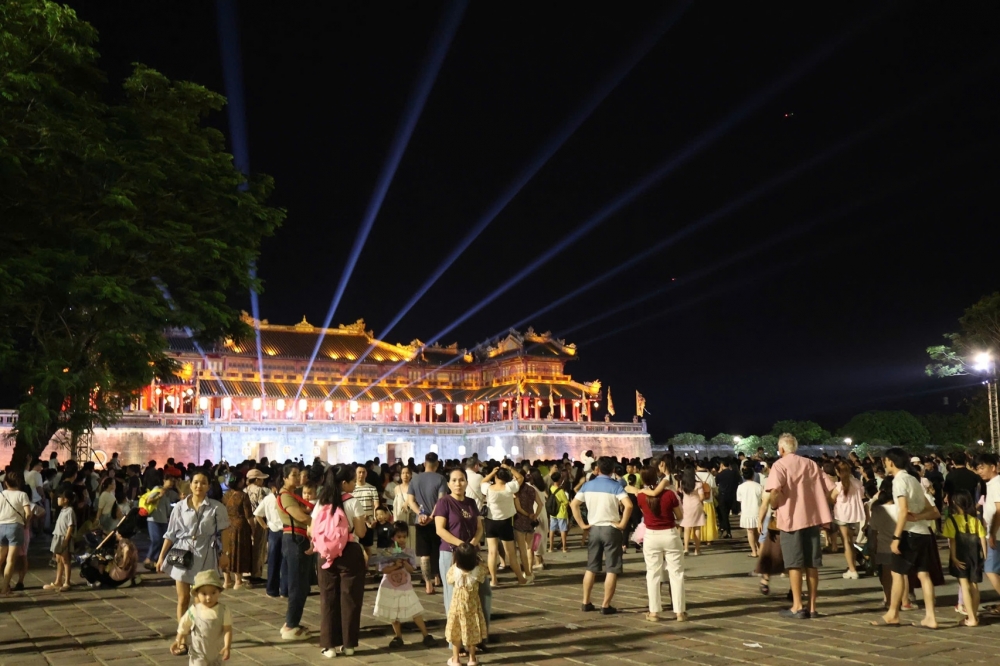 Huế “cháy phòng” dịp lễ, hơn 600.000 lượt khách đổ về khám phá Đại Nội về đêm