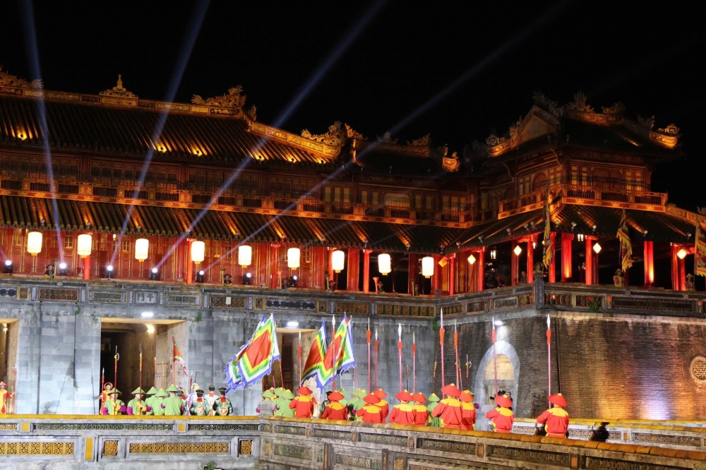 Huế “cháy phòng” dịp lễ, hơn 600.000 lượt khách đổ về khám phá Đại Nội về đêm