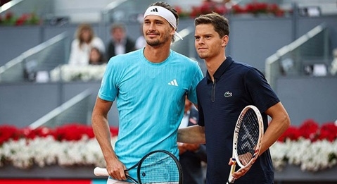 Zverev (áo xanh) thi đấu quyết tâm trước Blockx