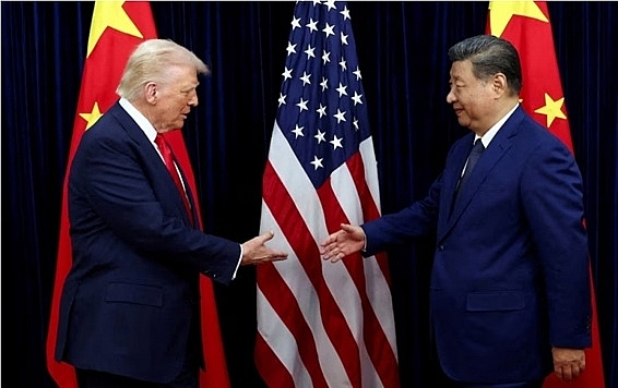 Tổng thống Mỹ Donald Trump bắt tay Chủ tịch Trung Quốc Tập Cận Bình trong cuộc gặp song phương tại sân bay quốc tế Gimhae, bên lề Hội nghị thượng đỉnh Hợp tác Kinh tế châu Á - Thái Bình Dương (APEC), ở Busan, Hàn Quốc, ngày 30/10/2025.