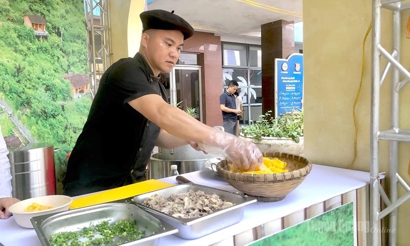 Chế biến phở ngô phục vụ du khách tại Khu nghỉ dưỡng H’mong Village xã Lùng Tám.