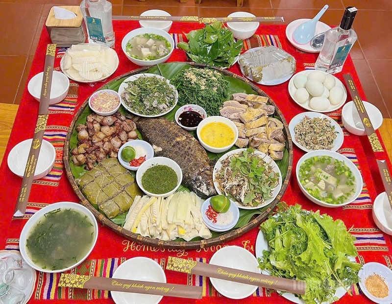 Mâm cơm phục vụ du khách của homestay Hoàng Tuấn, thôn Nà Tông, xã Thượng Lâm mang hương vị địa phương.