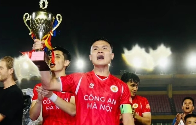 Quang Hải đi vào lịch sử bóng đá Việt Nam sau chức vô địch V-League lần thứ 5