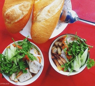 Bánh mì chấm.