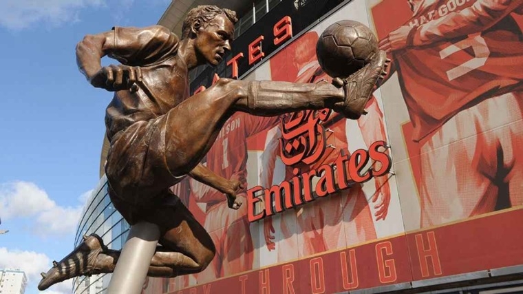 Bergkamp được Arsenal dựng tượng.