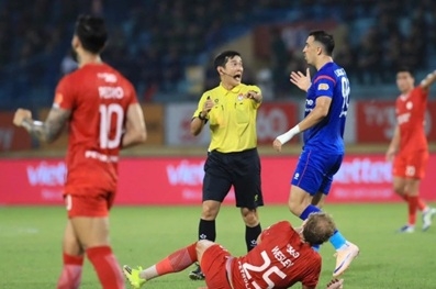 Trọng tài Trần Ngọc Nhớ bị treo còi vòng 24 vì quyết định thổi phạt đền sai lầm.