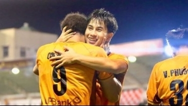Trần Gia Bảo rực sáng giúp HAGL ngược dòng 3-1 trụ hạng V-League