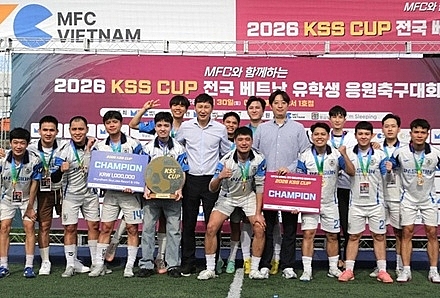 HLV Kim Sang-sik dự giải bóng đá dành cho du học sinh Việt Nam tại Busan