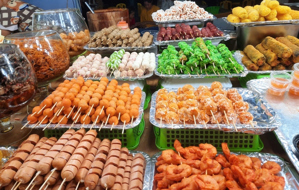 Món ăn đường phố đa dạng, bắt mắt.