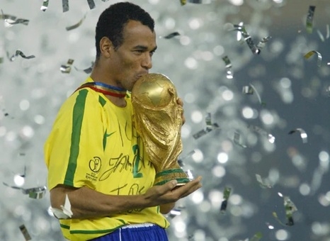 Cafu cùng tuyển Brazil vô địch World Cup 2002.