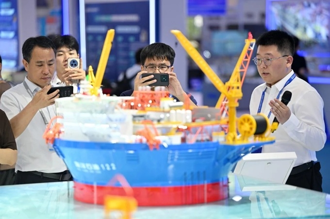 Các công ty Trung Quốc thống trị thị trường toàn cầu về máy móc dùng để khai thác năng lượng ngoài khơi - một lĩnh vực đang bùng nổ trong bối cảnh chiến tranh Iran. (Ảnh: AP)