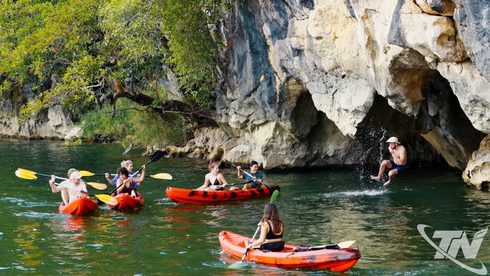Mùa hè đến, các hoạt động trải nghiệm thể thao dưới nước được du khách yêu thích