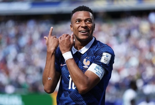 Tiền đạo Mbappe lập cú đúp giúp Pháp thắng Senegal 3-1 ở trận ra quân bảng I World Cup 2026. Tiền đạo Mbappe lập cú đúp giúp Pháp thắng Senegal 3-1 ở trận ra quân bảng I World Cup 2026.