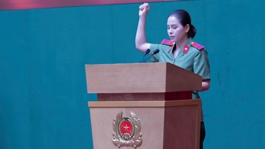 Thay mặt các vận động viên của Thể thao Công an nhân dân, xạ thủ Trịnh Thu Vinh hứa sẽ chấp hành nghiêm kỷ luật, g