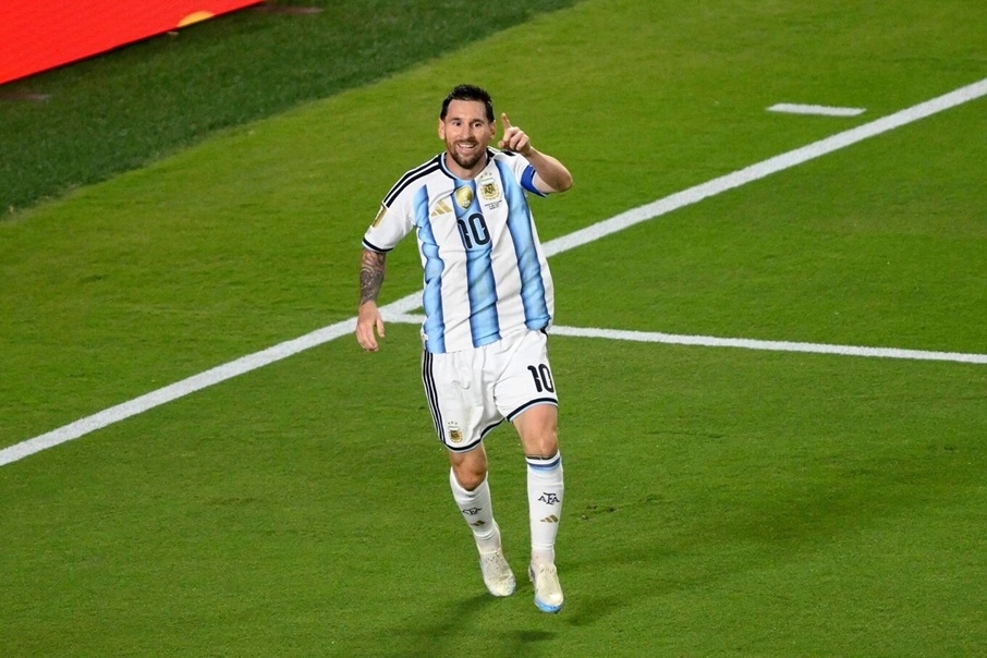 Messi mừng bàn nâng tỷ số lên 3-0 cho Argentina trong trận thắng Algeria. Ảnh: AP