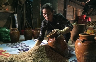 Bà Pang Ting Mồk giữ gìn nghề làm rượu cần truyền thống hơn 45 năm qua