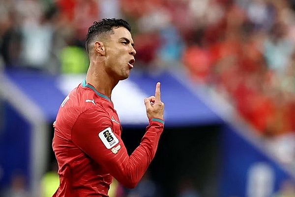 Ronaldo 'ngó lơ' câu hỏi về Messi