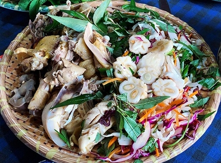 Gỏi gà măng cụt. Ảnh: KIỀU MAI