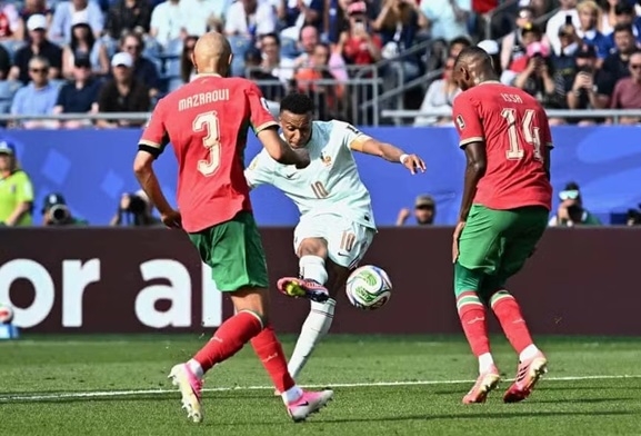 Kylian Mbappe sau khi đá hỏng phạt đền đã có cú cứa lòng hoàn hảo mở tỷ số giúp Pháp thắng Ma Rốc 2-0 ở tứ kết World Cup 2026 . Ảnh: Reuters.