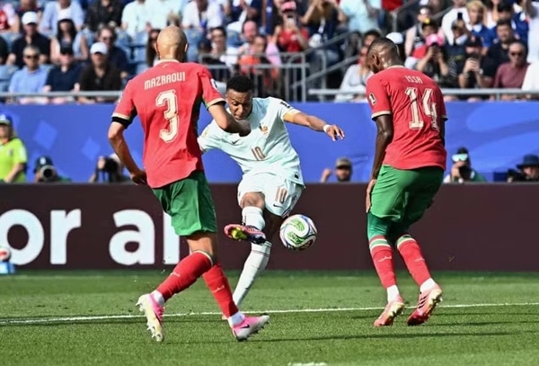 Kylian Mbappe ghi bàn bằng pha cứa lòng hoàn hảo góp phần đưa Pháp vào bán kết World Cup 2026. Ảnh: Reuters.