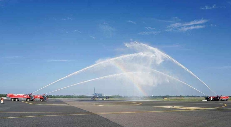 Máy bay chở ĐT Na Uy về nước đi quả cổng chào cầu vồng ấn tượng