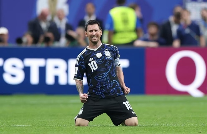 Messi tiếp tục tỏa sáng với 2 pha kiến tạo để Enzo Fernandez và Lautaro Martinez lập công, giúp Argentina vượt qua Anh 2-1 để vào trận chung kết World Cup 2026. (Ảnh: THX/TTXVN)