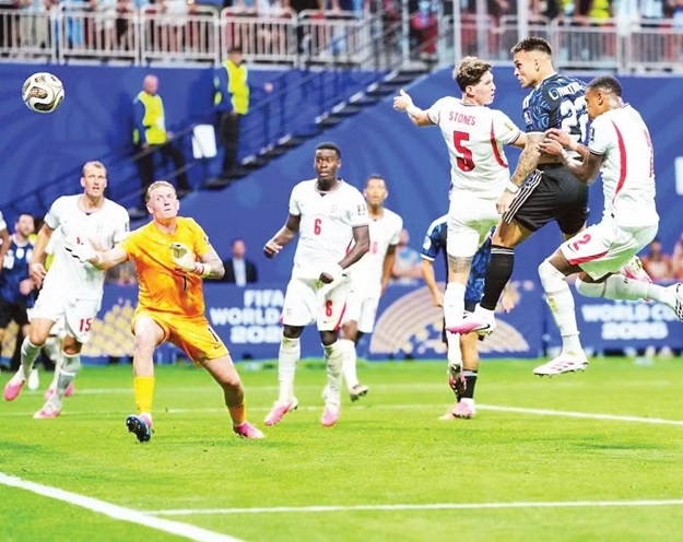 Argentina thắng Anh (áo trắng) 2-1 để tiến vào chung kết. (Ảnh: TÂN HOA XÃ) Argentina thắng Anh (áo trắng) 2-1 để tiến vào chung kết. (Ảnh: TÂN HOA XÃ)
